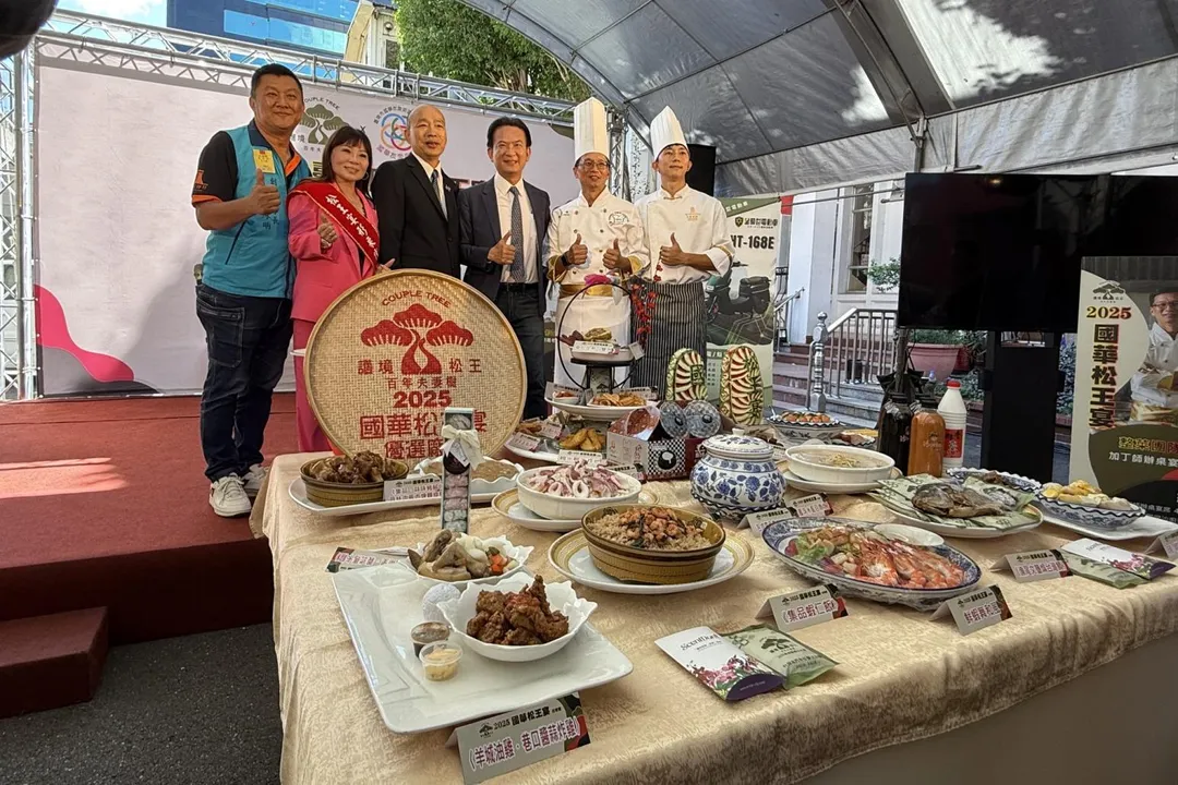 韓國瑜受林俊憲邀請站台推銷「台南國華松王宴」。(圖/翻攝林俊憲臉書)