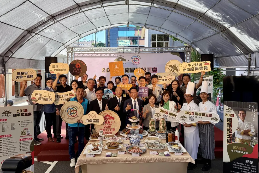 韓國瑜受林俊憲邀請站台推銷「台南國華松王宴」。(圖/翻攝林俊憲臉書)