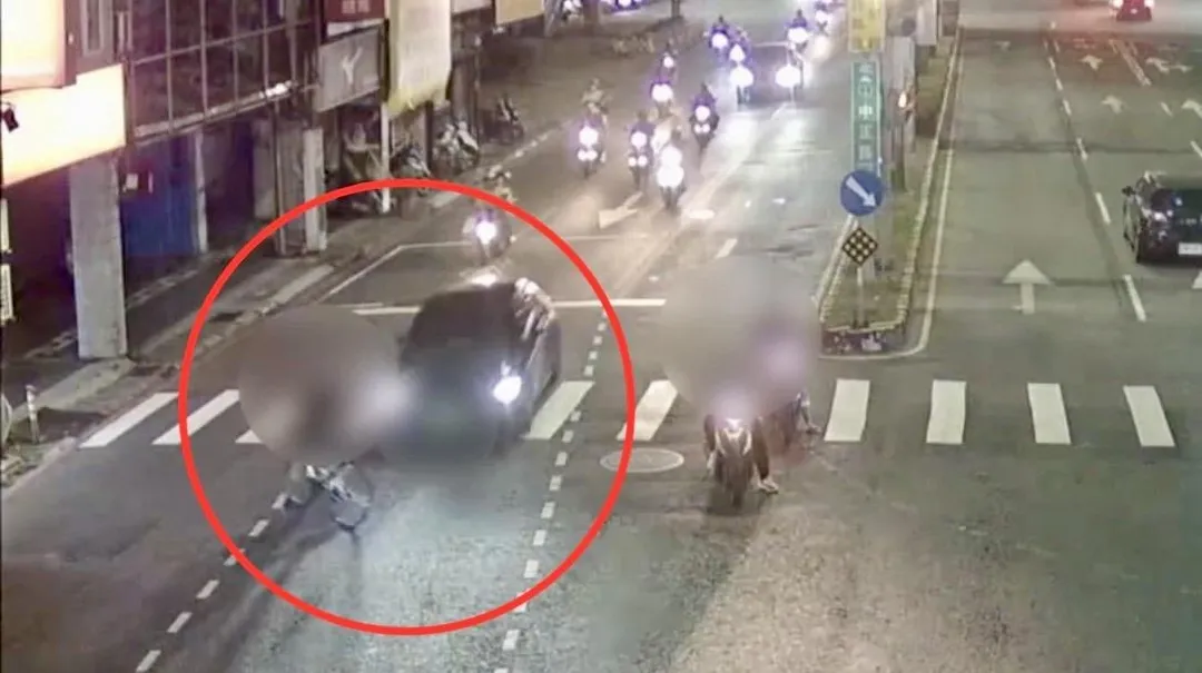 單車突然鬼切遭後方轎車撞上。（圖／翻攝畫面）