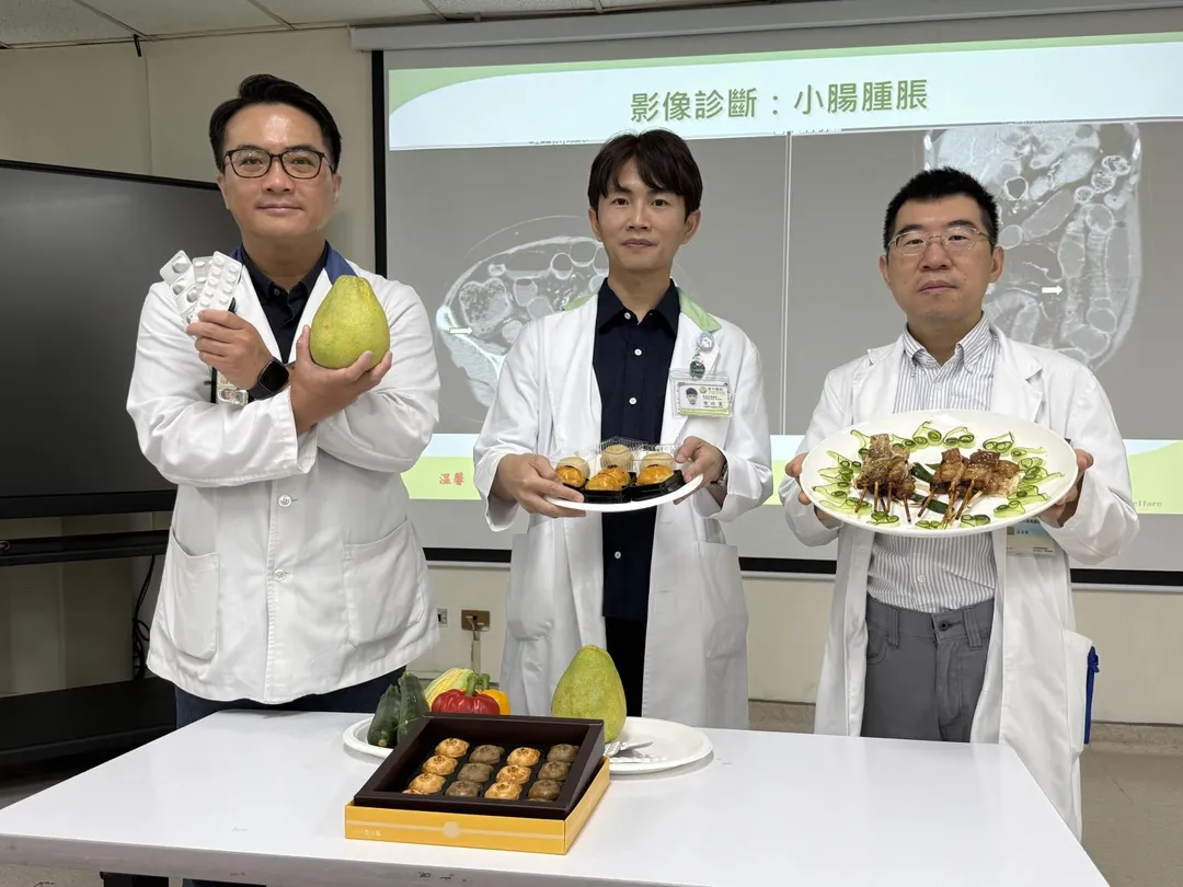 台中醫院肝膽腸胃科醫師莊家舜（右起）、葉欣憲營養師、陳德鉦藥師提醒大家肉要烤熟吃、月餅適量吃、慢性病友柚子小心吃。（圖／臺中醫院）