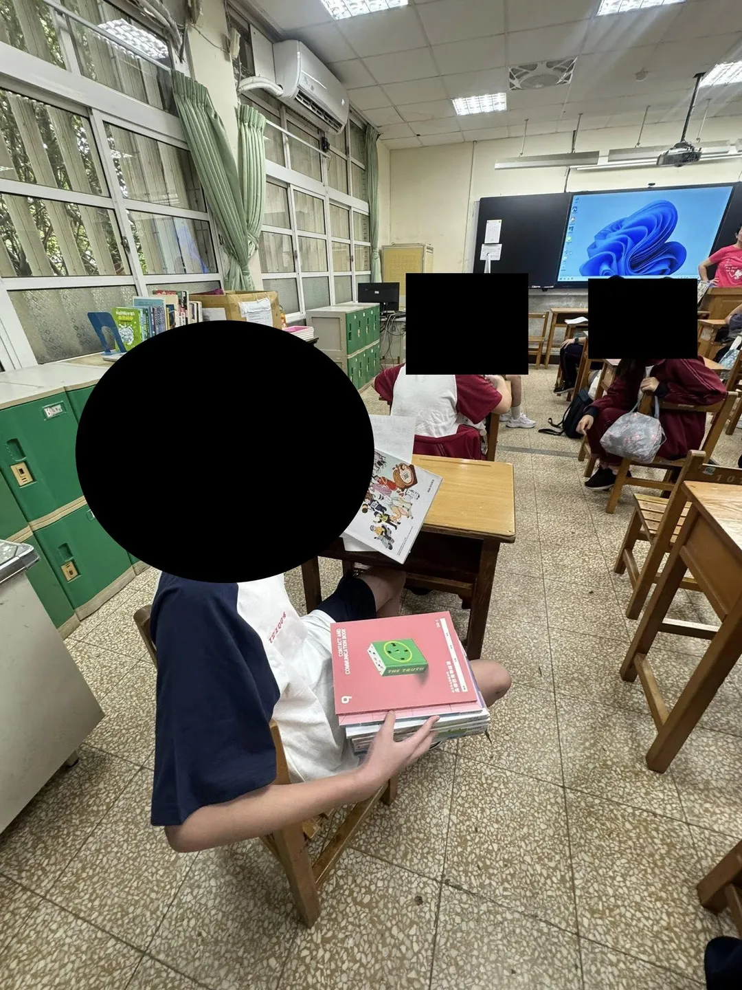在三峽車禍中,被撞到昏迷、骨折、骨碎需要面部整形重建的佑佑,9月開學,開心回到校園。(圖/翻攝臉書)