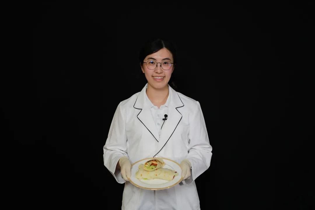 魏萌萱營養師親自示範創意料理「五彩墨西哥餅佐柚子莎莎醬」。(圖/花蓮慈濟醫院)