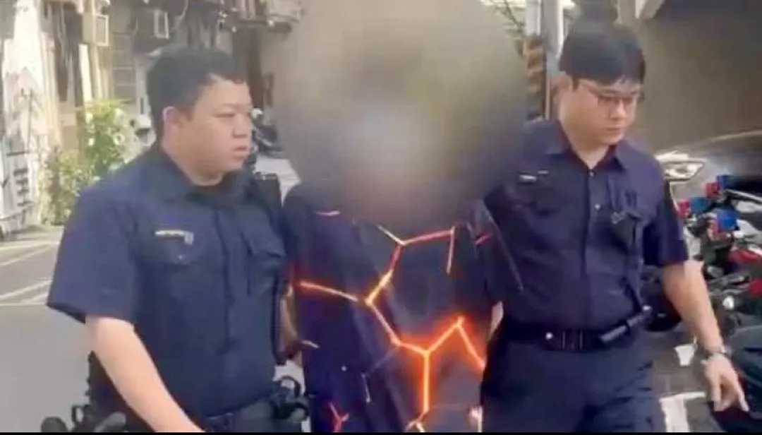 汪男砸門行竊遭警方逮補。(圖/翻攝畫面)