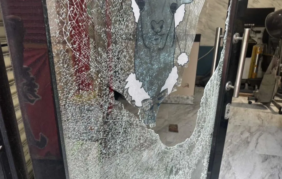新莊一間髮廊遭竊玻璃大門遭砸。(圖/翻攝畫面)