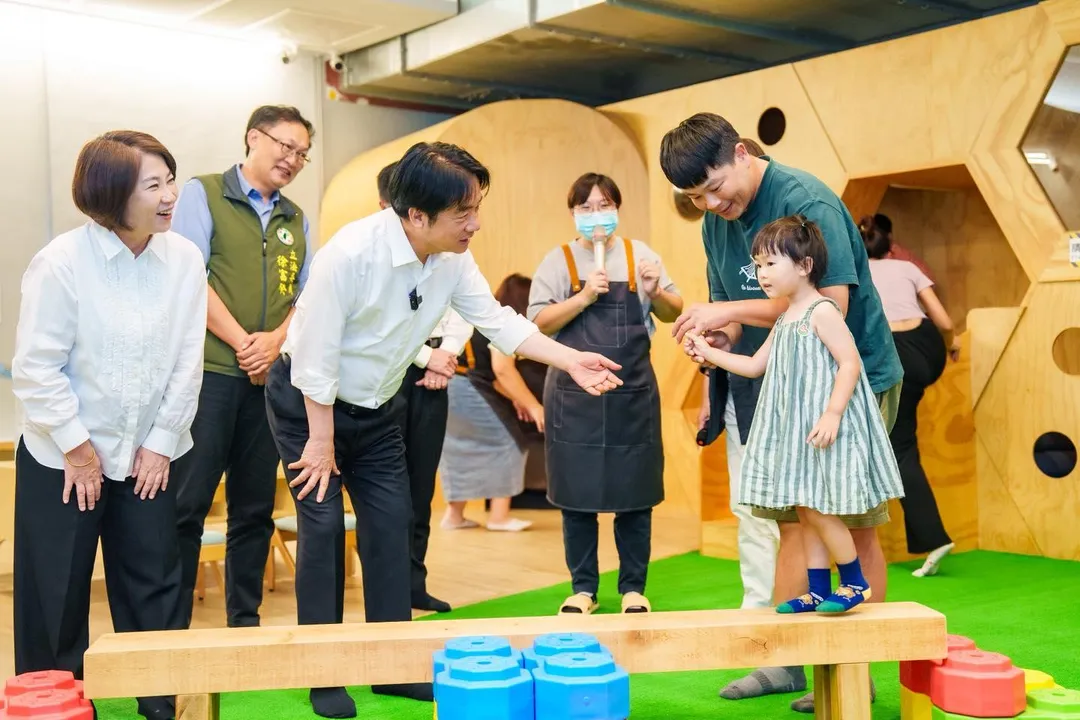 賴清德與周春視察恆春社會福利綜合館。(圖/翻攝周春米臉書)