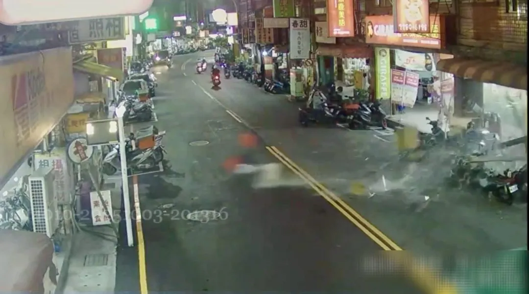 爆炸瞬間店內大量物品噴飛到馬路上。（圖／翻攝畫面）