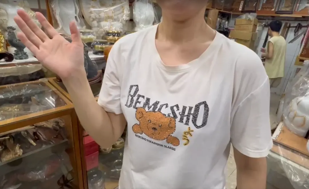對面商家表示，晚間突然聽到一聲巨響伴隨尖叫聲，出門查看發現滿地玻璃，對面員工被炸飛到外面。（圖/翻攝畫面）