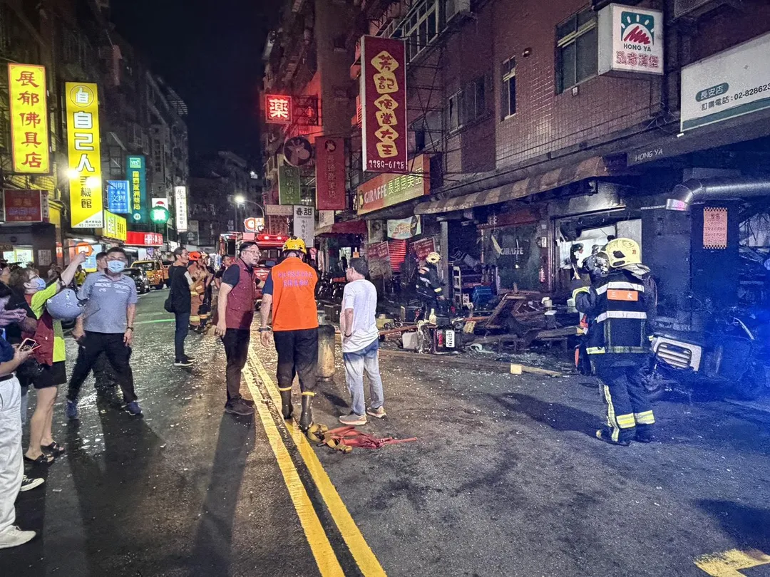 氣爆發生後，消防局立刻派遣25車43人搶救趕赴現場，火勢約於20分鐘內撲滅，現場共有7人受傷意識清楚送醫。（圖/翻攝畫面）