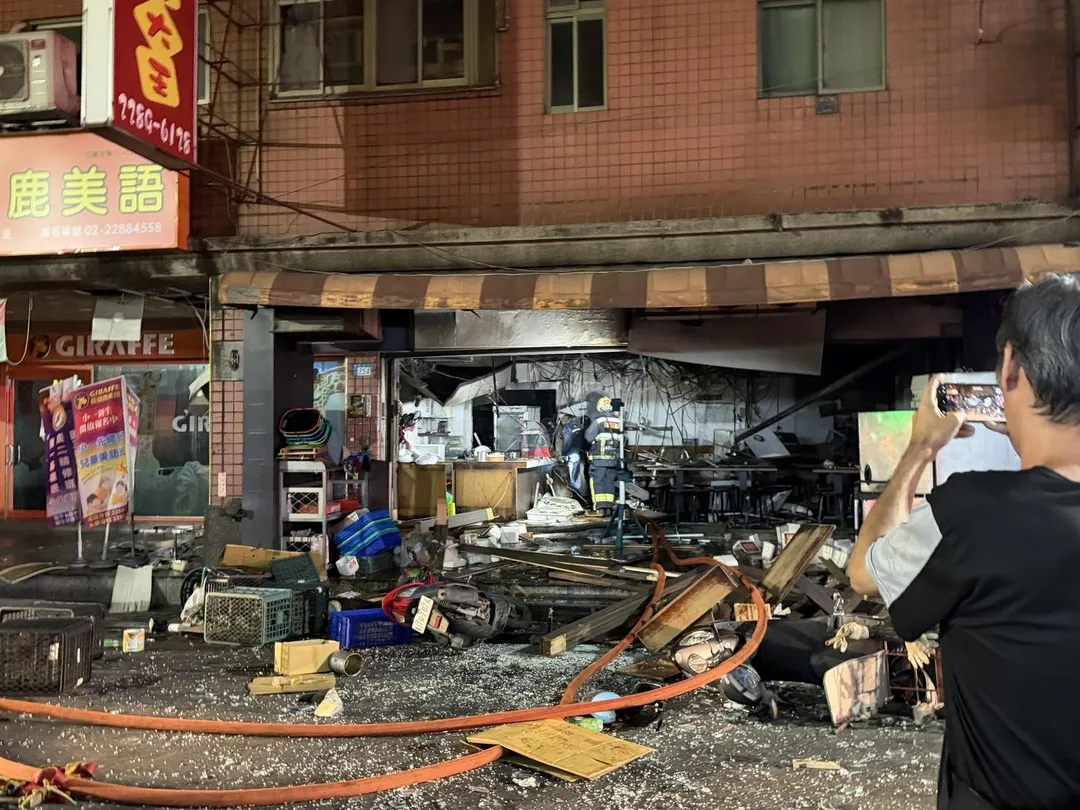 新北市蘆洲區長安街一間便當店於3日晚間7時許發生氣爆事故，造成7人受傷送醫。（圖／翻攝畫面）
