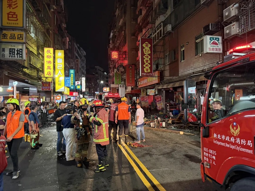 新北市蘆洲區長安街一間便當店於3日晚間7時許發生氣爆事故，造成7人受傷送醫。（圖／翻攝畫面）