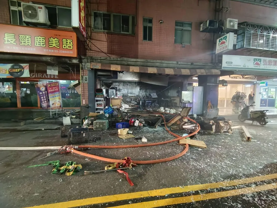 新北市蘆洲區長安街一間便當店於3日晚間7時許發生氣爆事故，造成7人受傷送醫。（圖／翻攝畫面）