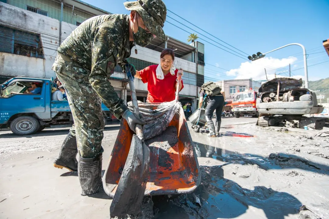 民眾熱烈鼓勵國軍支援救災。（圖／陸軍司令部提供）