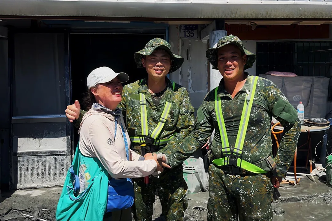 民眾熱烈鼓勵國軍支援救災。（圖／陸軍司令部提供）