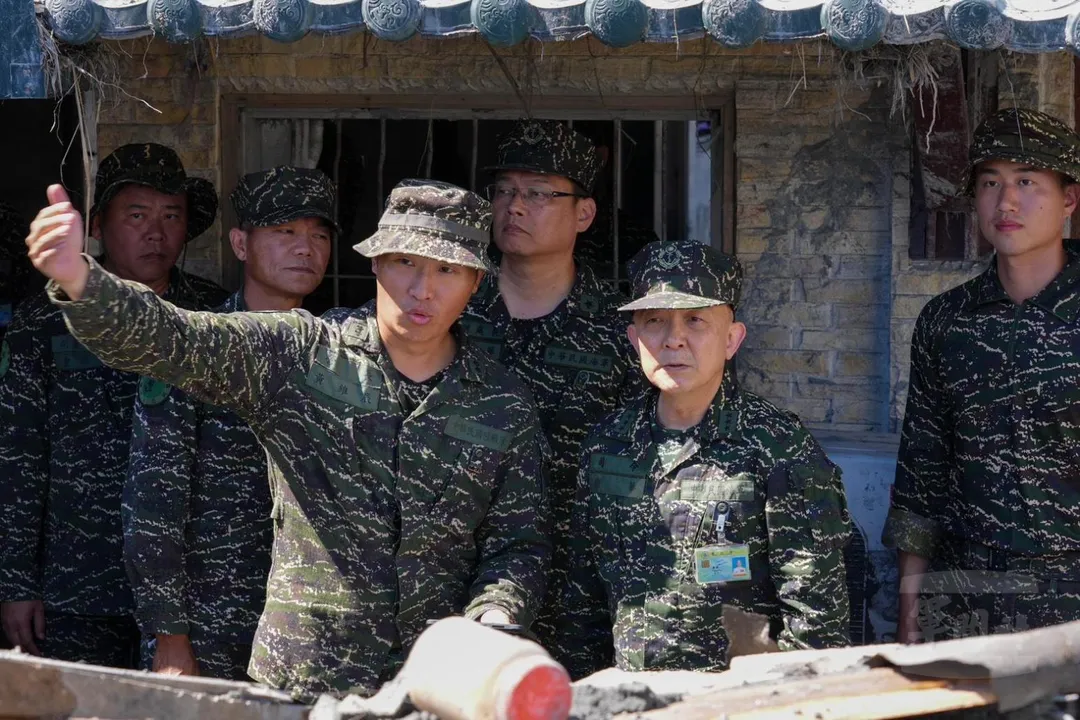 唐華視導官兵救災進度。(圖/軍聞社)