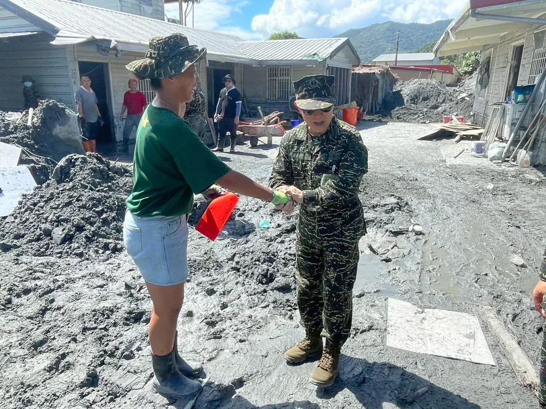唐華慰問花蓮受災官兵。(圖/海軍司令部)