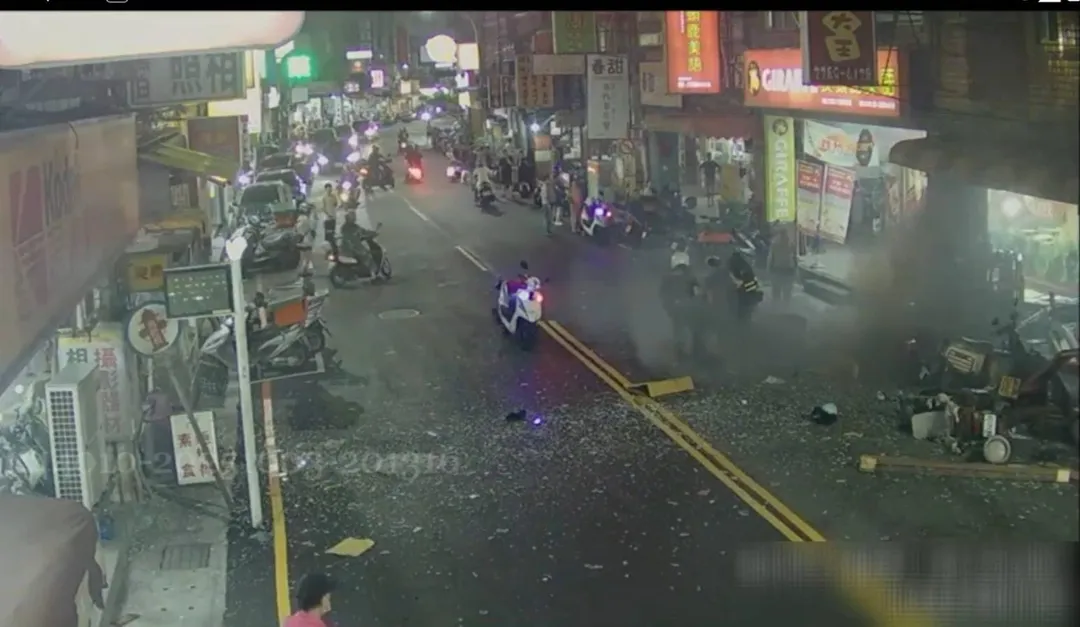 蘆洲便當店氣爆,員警剛好在附近處理車禍,馬上趕抵現場救人。(圖/翻攝畫面)