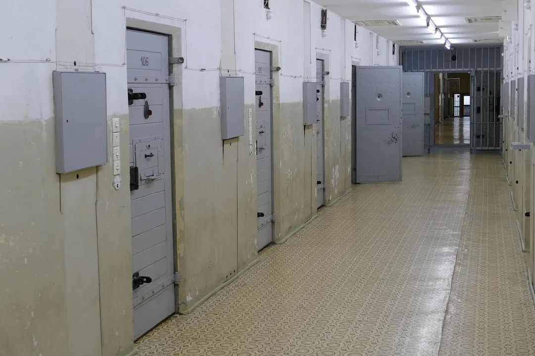 若受刑人在獄中無精神症狀,監所不會主動轉介醫療或安排刑後治療,除非期間確診疾病,才會提供門診評估、藥物治療。(示意圖/Pixabay)