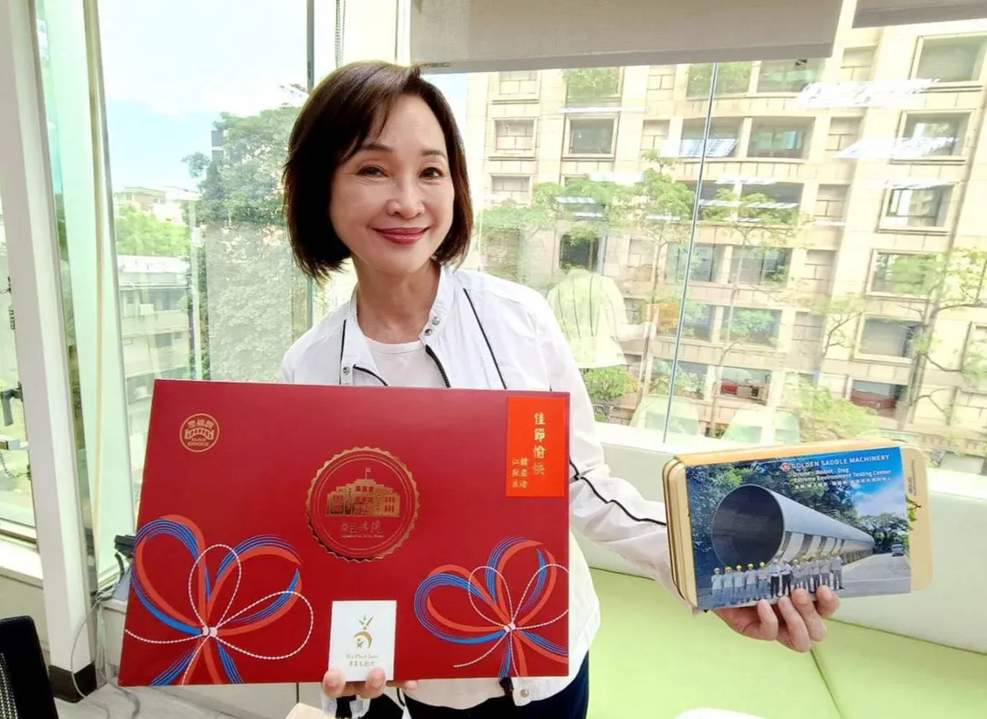 柯志恩在臉書分享韓國瑜和江啟臣送的立法院限定禮盒開箱文。（圖取自柯志恩臉書）