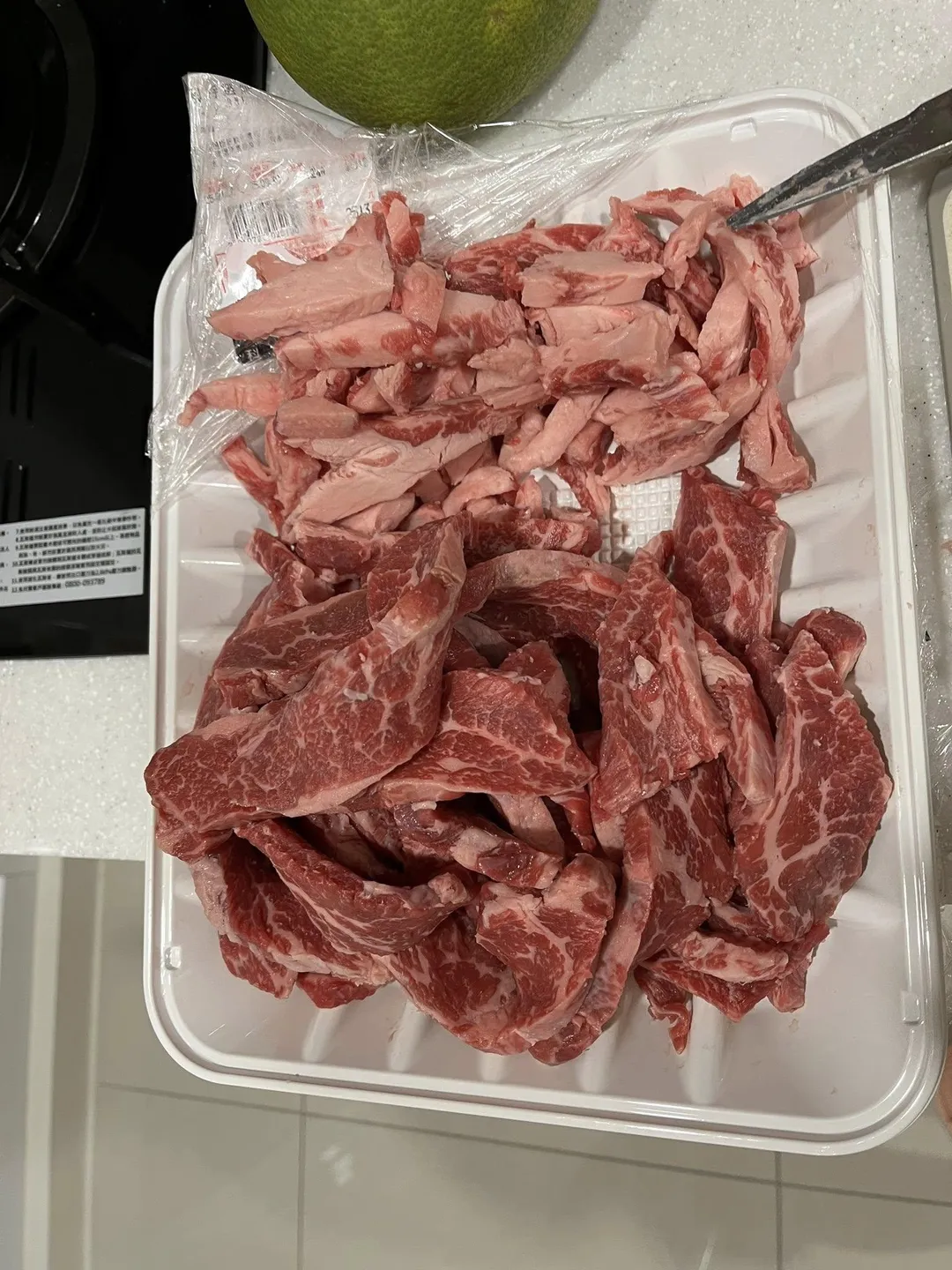 一名女網友在好市多高雄大順門市購買一盒燒烤肉片，卻發現掀開第一層後「第二層很精彩」。（圖／翻攝自「Costco好市多商品經驗老實說」臉書社團）