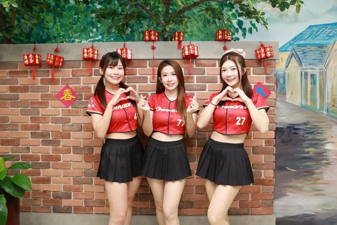 味全龍啦啦隊成員馬妹（左起）、琪琪、星岑3日一同出席「重陽敬老公益活動」。（圖／紅心字會提供）