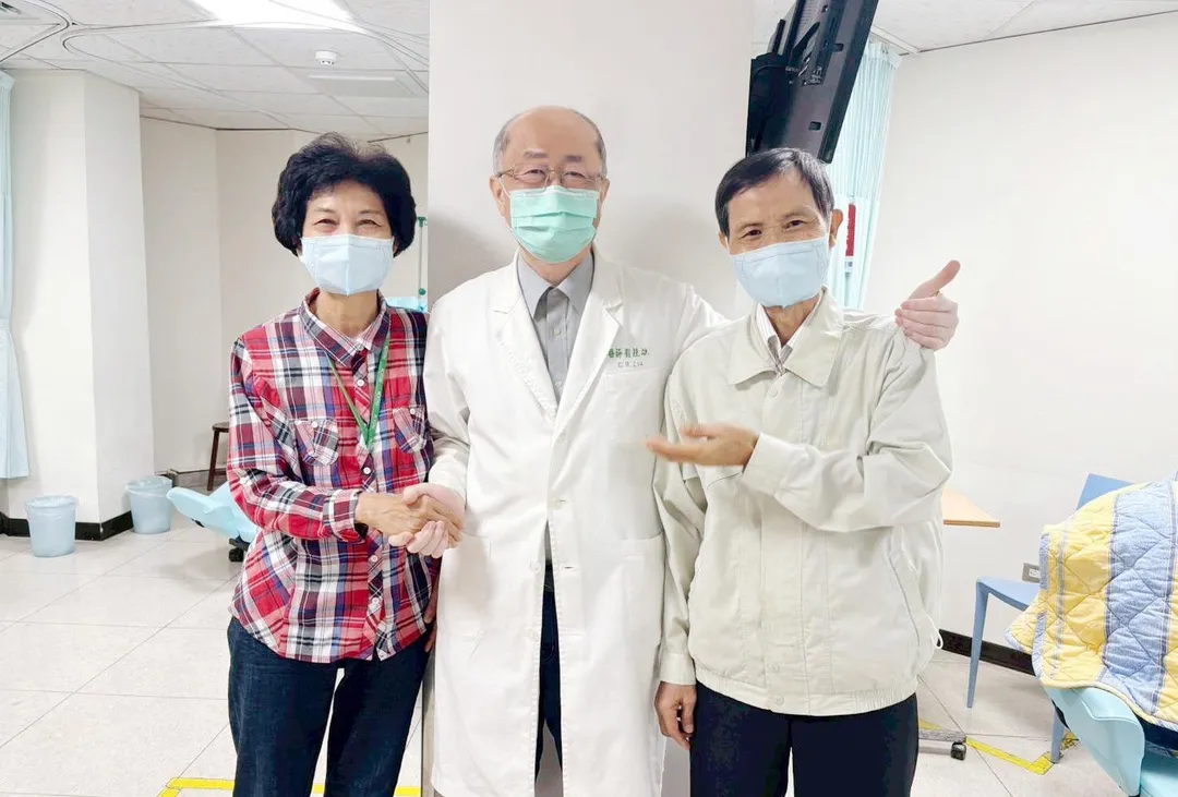 74歲游女士（最左）在先生（最右）陪伴下9月份接受第一次失智症藥物施打，目前藥物與非藥物治療同步進行。（圖／羅東博愛醫院）