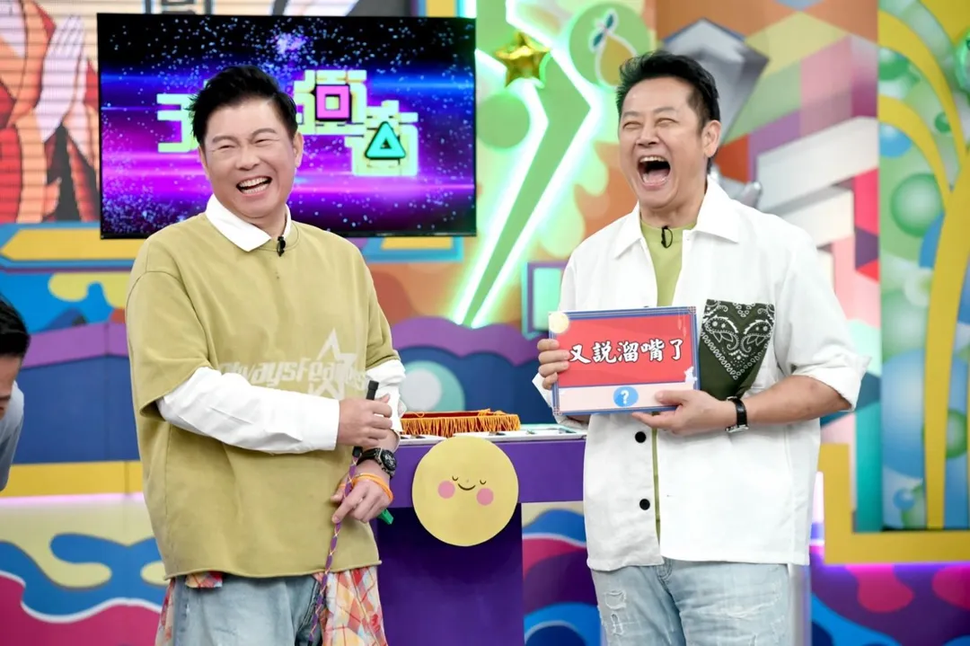 徐乃麟（右）與曾國城（左）在《天才衝衝衝》玩「急中生字ㄅㄆㄇ」。（圖／華視提供）