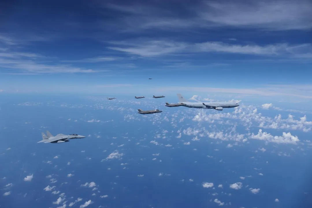 前來參演的澳大利亞空軍KC-30A加油機、F-35A戰機，與美國空軍F-35A、空自F-15J戰機編隊飛行。(圖/美國空軍)