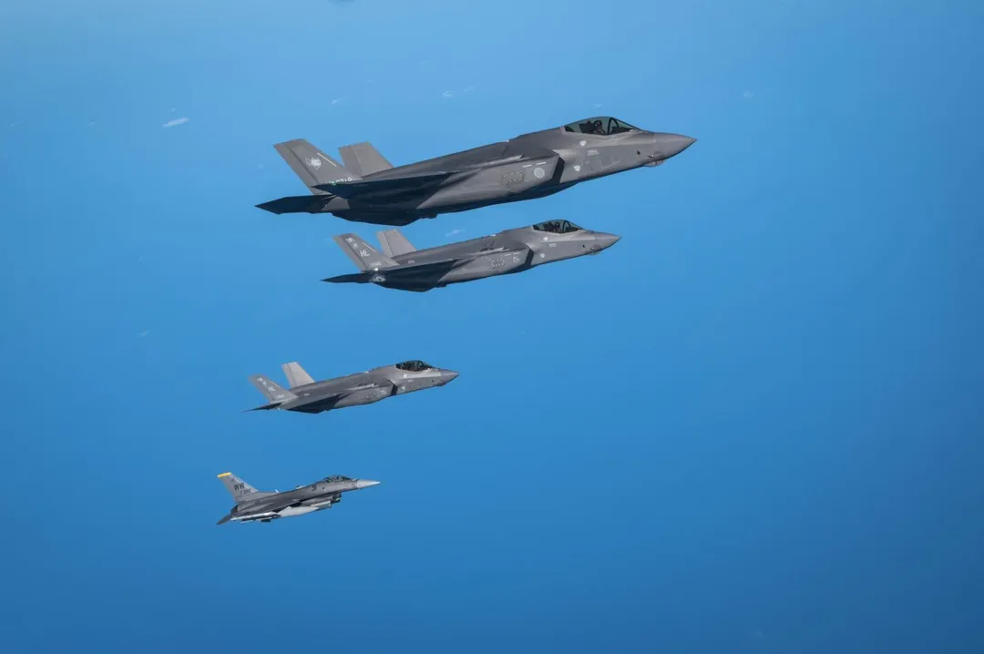 空自F-35A與美國空軍F-35A、F-16C戰機編隊飛行。(圖/美國空軍)