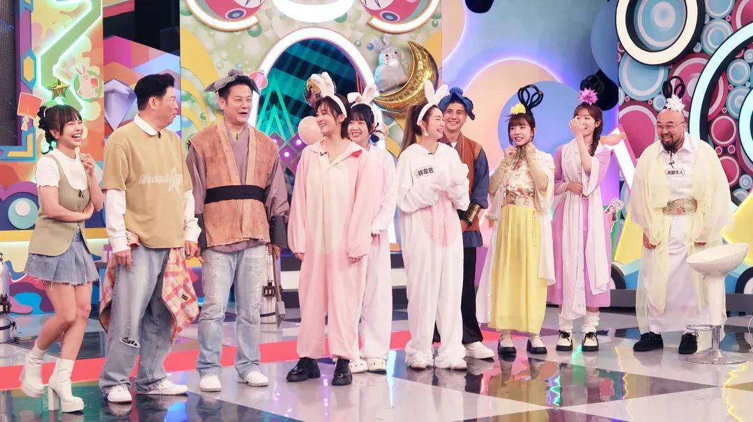 徐乃麟隊打扮成「住在月球上的生物」造型出場。（圖／華視提供）