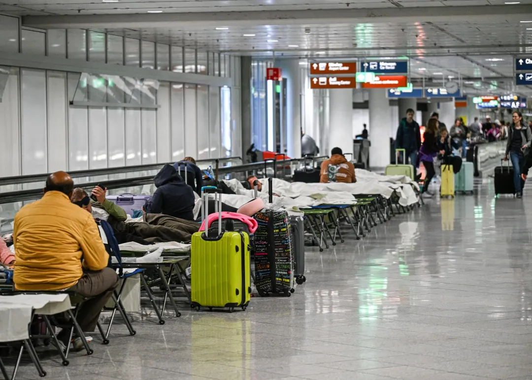 慕尼黑機場再度關閉，旅客無奈滯留。（圖／美聯社）