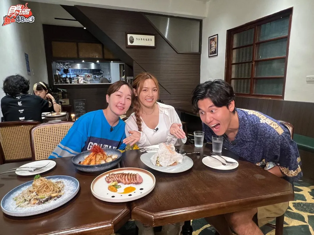 風田（右起）、朵拉、巴鈺在花蓮品嘗美食。（圖／TVBS提供）