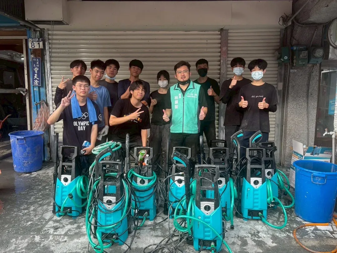 圖為行政院前進協調所與行政院東部服務中心把物資發到民眾手上。（圖取自經濟部臉書）