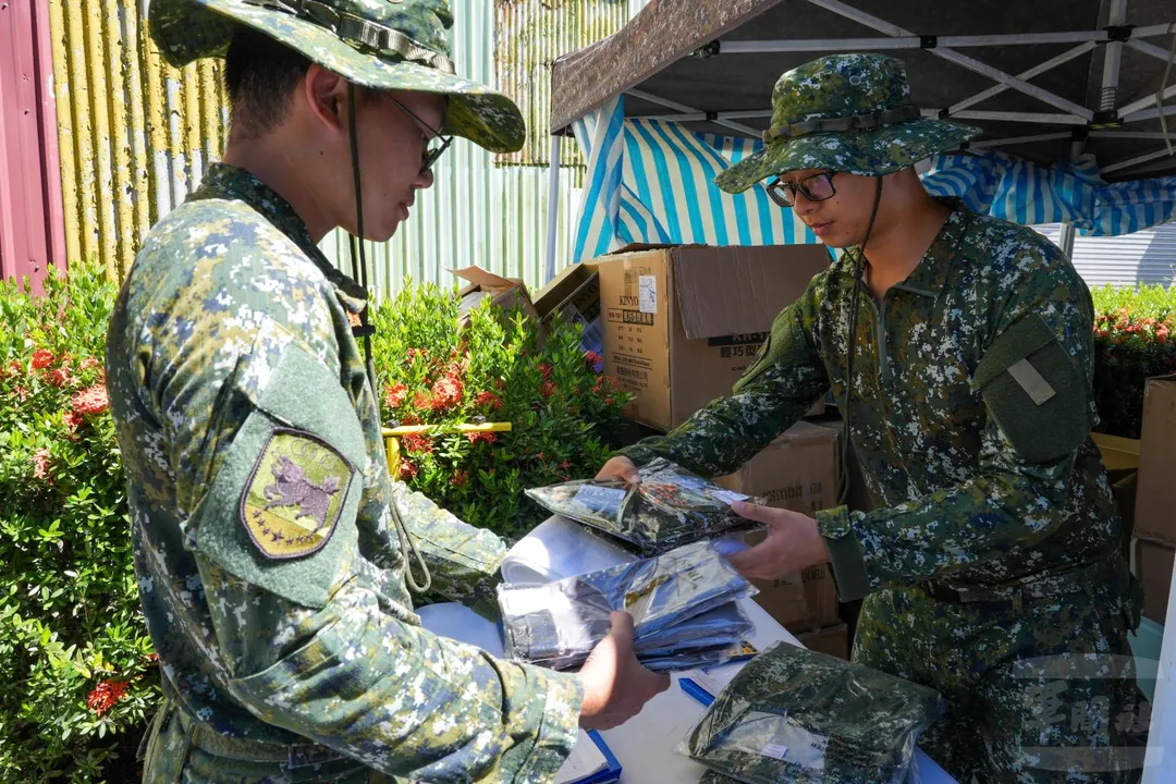 花東防衛部補給油料分庫開設服裝補給站。(圖/軍聞社)