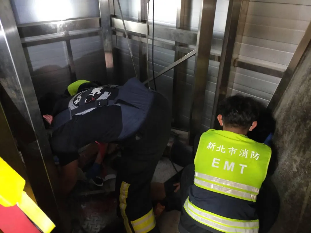 貨梯從2樓掉到1樓，2名工人受傷送醫。（圖／新店分局提供）