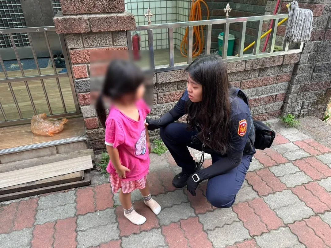 桃園一名5歲女童趁家人不注意，開門出去玩，找不到回家的路，所幸遇到暖心女警，將女童平安帶回家。（圖／警方提供）