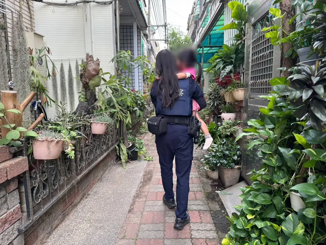 桃園一名5歲女童趁家人不注意，開門出去玩，找不到回家的路，所幸遇到暖心女警，將女童平安帶回家。（圖／警方提供）