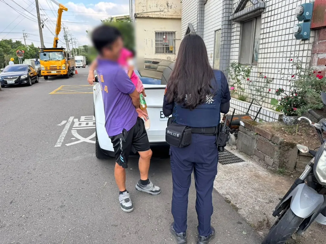平鎮女警帶女童順利返家。（圖／警方提供）