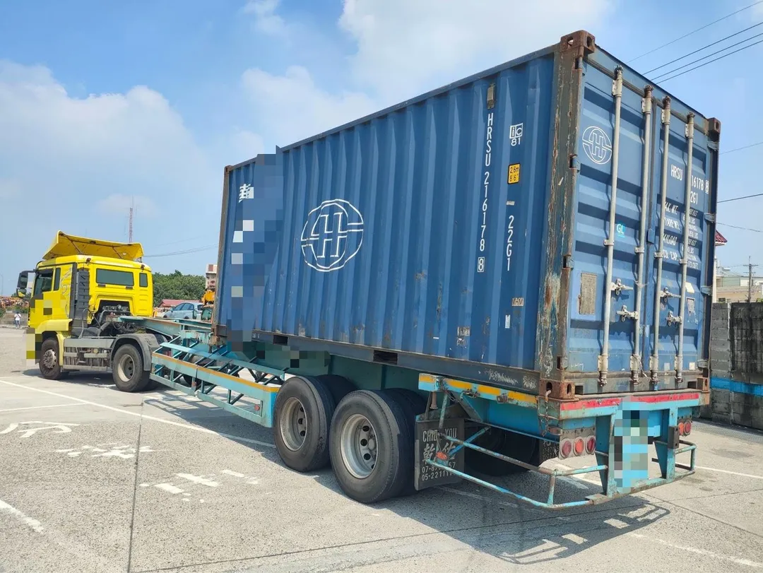 國道1號南下216.8公里處，4日中午發生6車連環撞事故，共造成13人受傷。（圖／警方提供）
