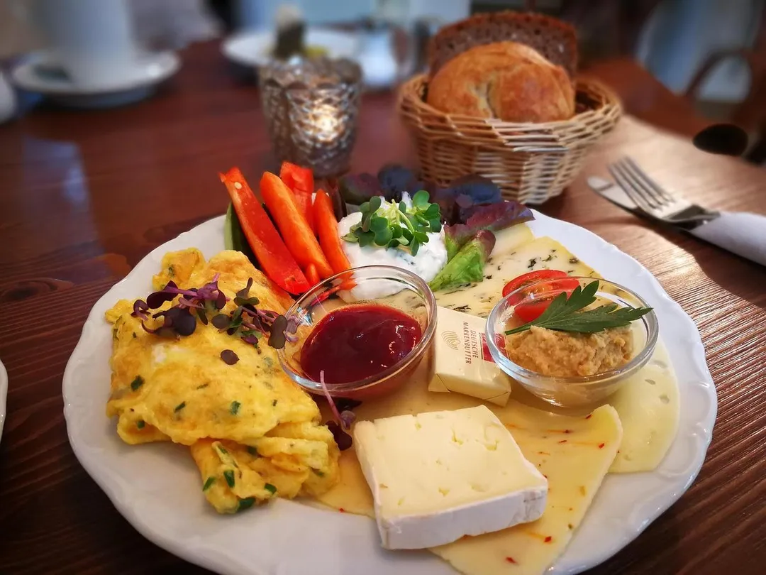早餐與晚餐的進食時間可能影響健康，尤其與糖尿病風險息息相關。（示意圖／Pixabay）