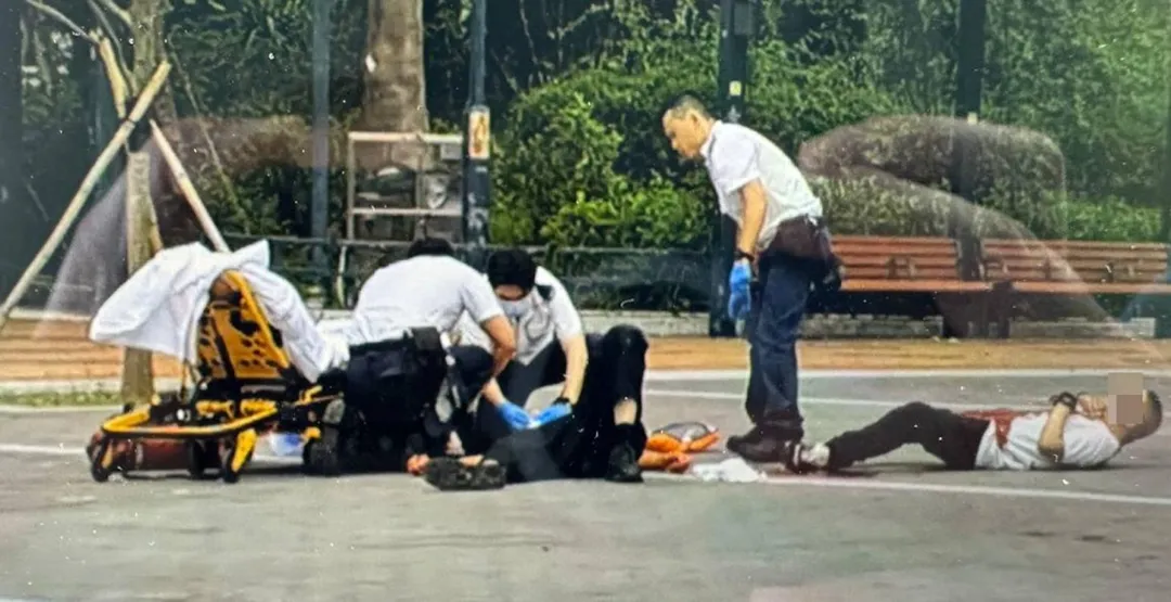 香港2名男子遇襲遭割喉倒地。（圖／香港01）