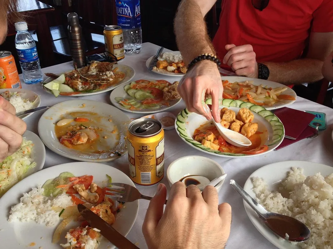 研究發現，即使外食族未過量飲食，一年仍可能多攝入18萬卡路里，這些熱量足以對健康造成顯著影響。（示意圖／Pixabay）