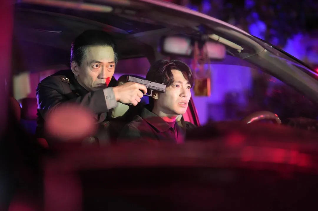 侯彥西被單承矩持槍脅持。(圖/牽猴子 提供)