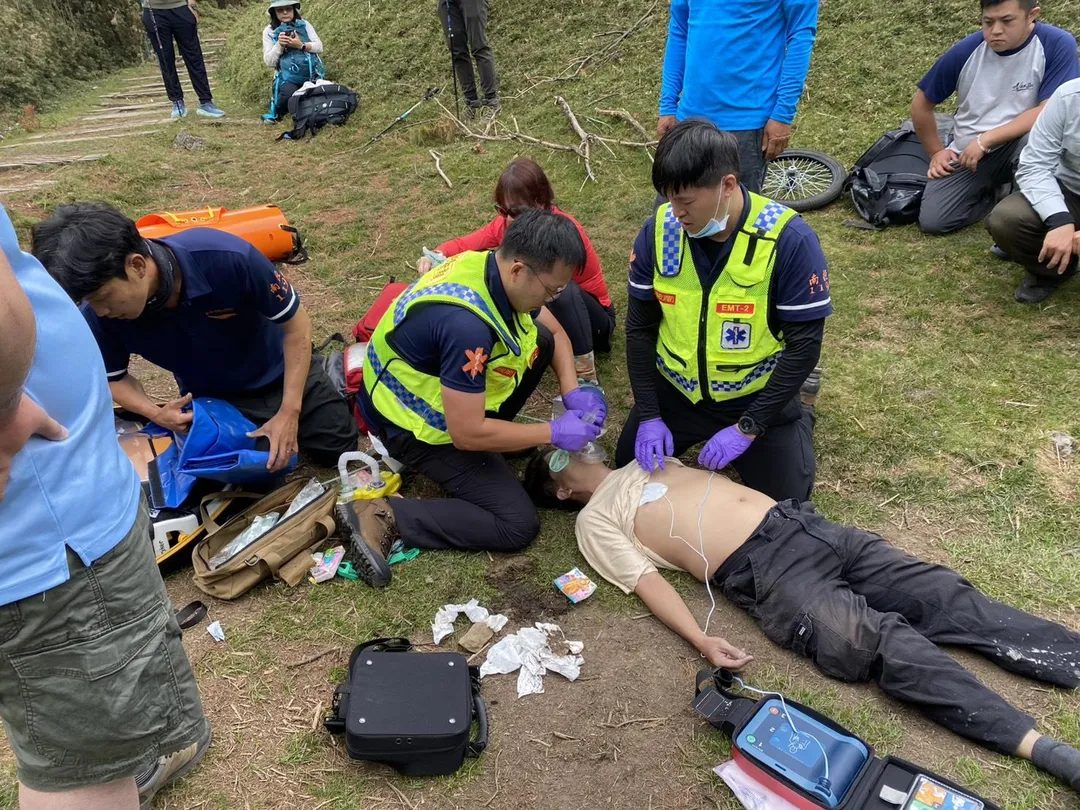台中張姓男子獨攀南投麟趾山,突然胸悶不適、無法行走,失去生命跡象。(圖/南投縣消防局提供)
