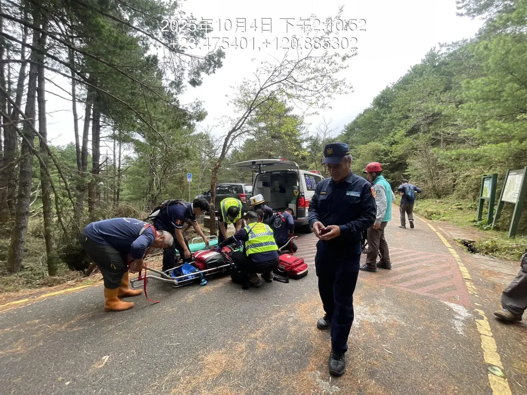 台中張姓男子4日獨攀麟趾山時，途中突然身體不適，經過救難人員緊急搶救後送醫，仍宣告不治。（圖／南投縣消防局提供）