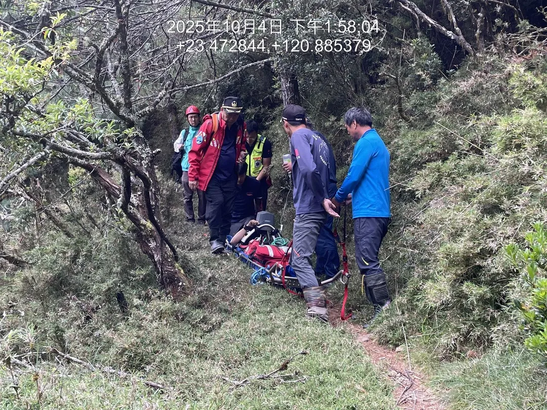 台中張姓男子獨攀南投麟趾山,突然胸悶不適、無法行走,失去生命跡象,救難人員跨單位上山協助。(圖/南投縣消防局提供)