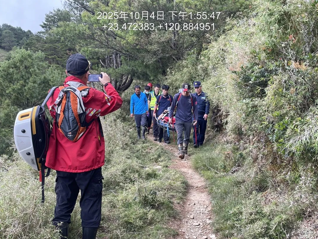 15名救難人員成功將張姓男子抬下山送醫搶救。(圖/南投縣消防局提供)