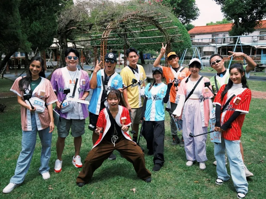 康茵茵(左起)、李易、王仁甫、許孟哲、蔡黃汝、孫協志、阿喜、江俊翰、夏宇禾、欣菲(第1排)日前到南投參與《飢餓遊戲》。(圖/中視提供)