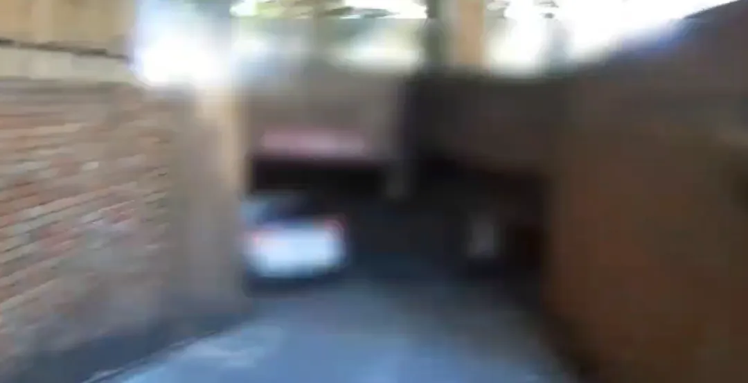 警方發現白色轎車停在車道上，很不尋常，上前盤查竟查獲毒品。（圖／警方提供）