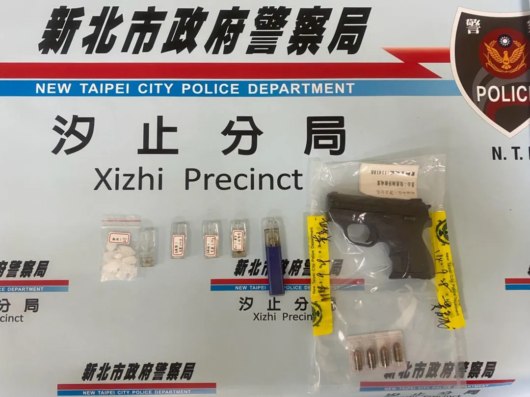 警方發現白色轎車停在車道上，很不尋常，上前盤查竟查獲毒品。（圖／警方提供）