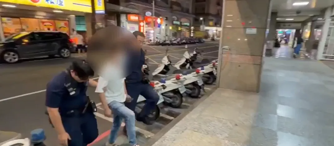 陳姓男子日前在新莊大馬路上,當街和人發生打架衝突,警方根據監視器,通知陳男到案說明。(圖/翻攝畫面)
